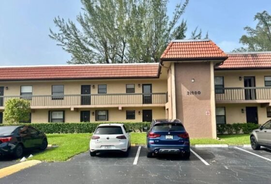 21900 Lake Forest Cir APT 203, Boca Raton, FL 33433