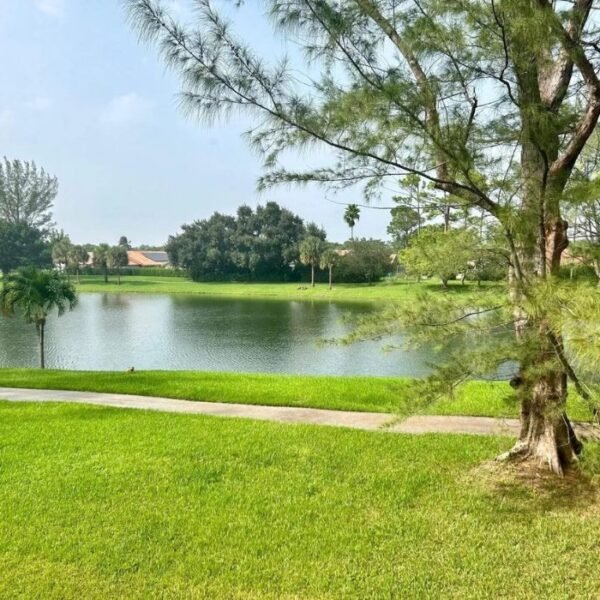 21900 Lake Forest Cir APT 203, Boca Raton, FL 33433